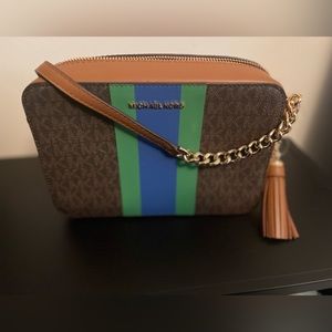 Brand new Michael kors cross body never worn.